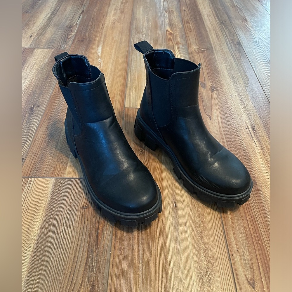Black True Craft ankle boots. Size 7.5. Good condition.